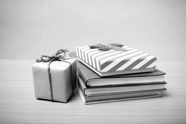 Книга з подарунковою коробкою чорно-білий тон стиль — стокове фото
