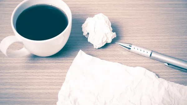 Papier et froissé avec stylo et tasse à café style vintage — Photo