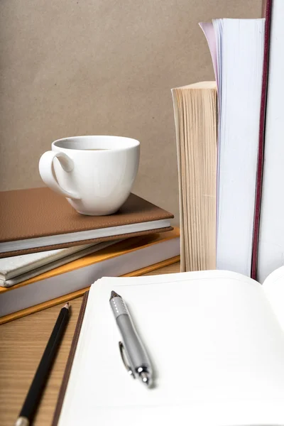 Caderno aberto com livro e xícara de café — Fotografia de Stock