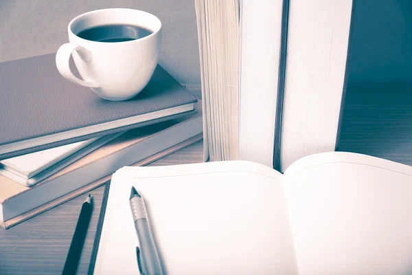 Notitieblok openen met boek en koffie beker vintage stijl — Stockfoto