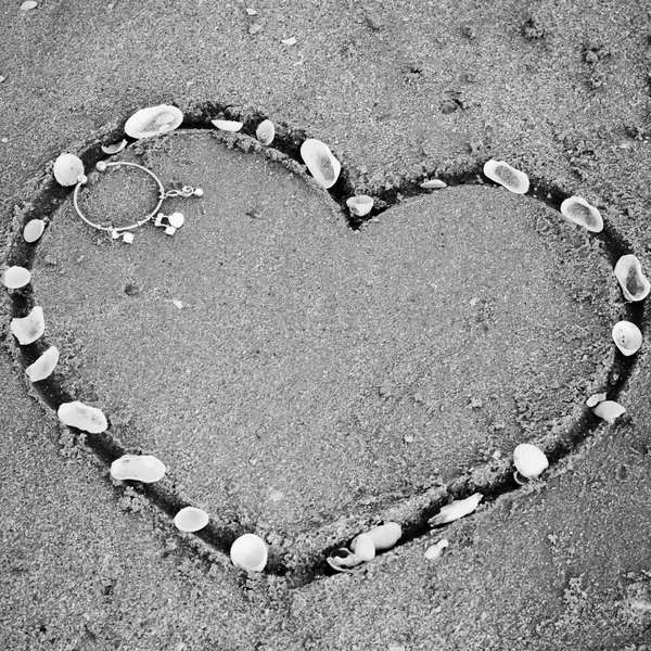 Un cuore sulla sabbia in spiaggia tono bianco e nero styl — Foto Stock