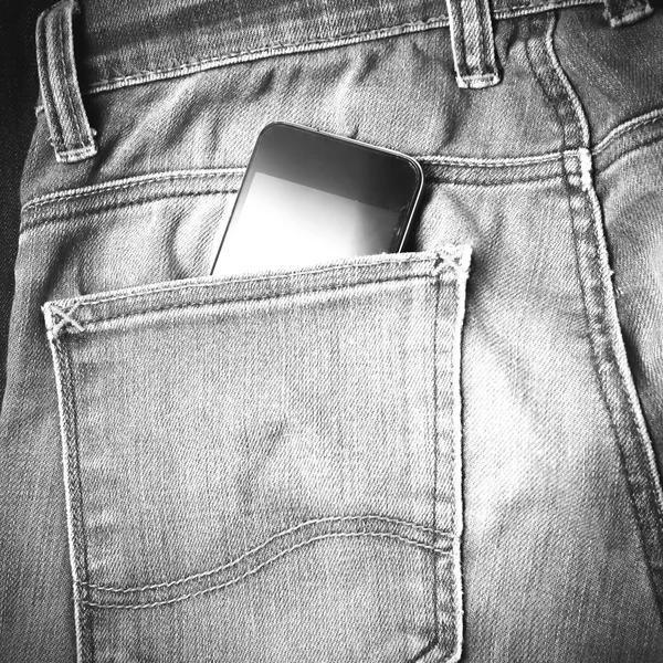 Teléfono inteligente en bolsillo jean negro y blanco tono de estilo de color — Foto de Stock