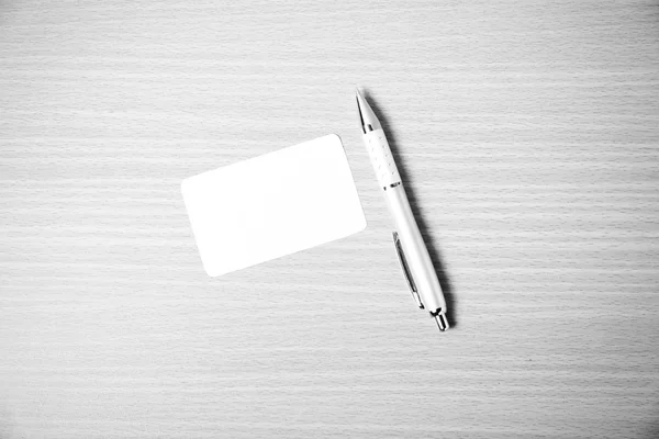 Візитка і ручка чорно-білого кольору стиль тону — стокове фото