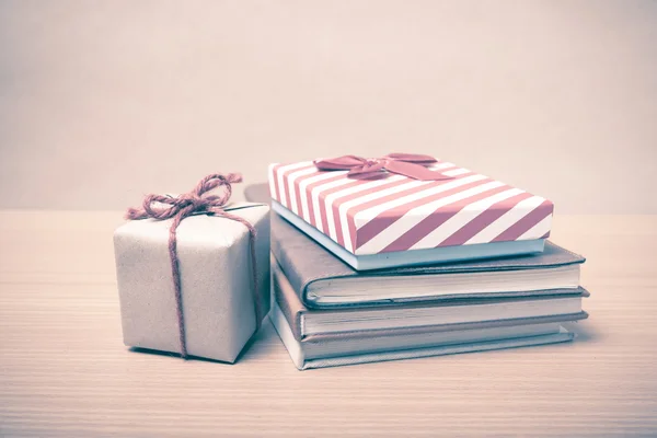 Libro con scatola regalo stile vintage — Foto Stock