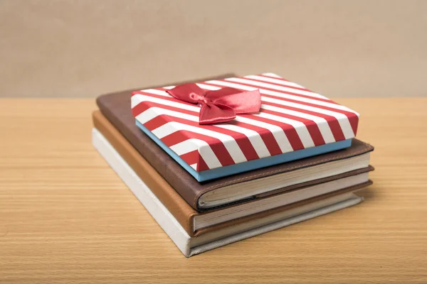 Libro con confezione regalo — Foto Stock