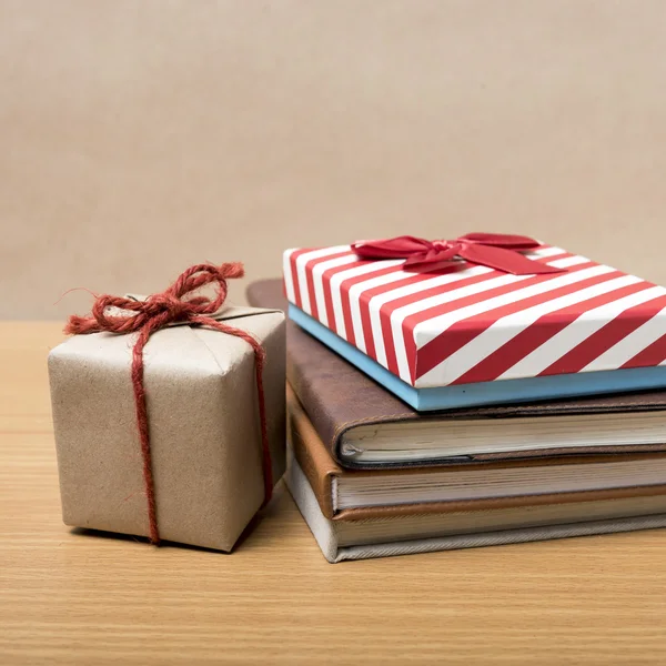 Libro con confezione regalo — Foto Stock