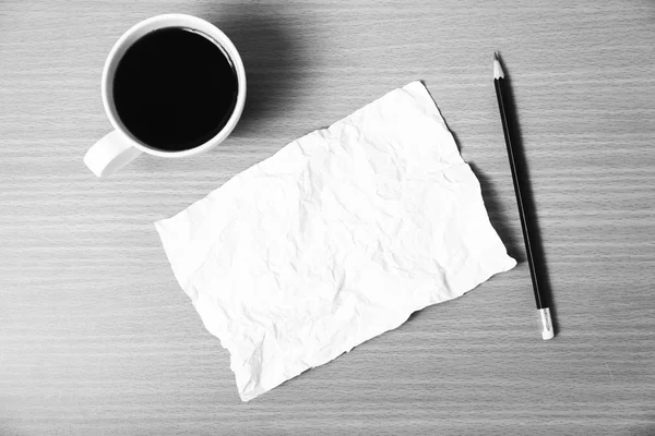 Papper och penna med kaffe kopp svart och vit färg tonar styl — Stockfoto