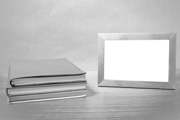 Stos książki i zdjęcie ramki czarno-białe dźwięk stylu — Zdjęcie stockowe