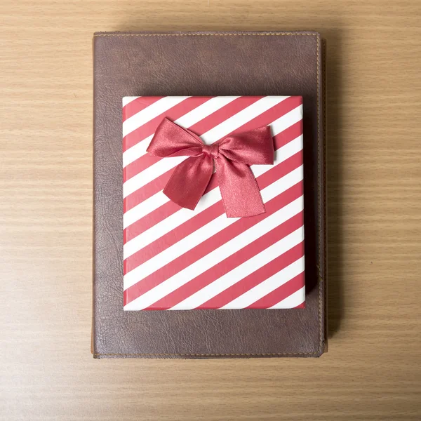 Libro con caja de regalo — Foto de Stock