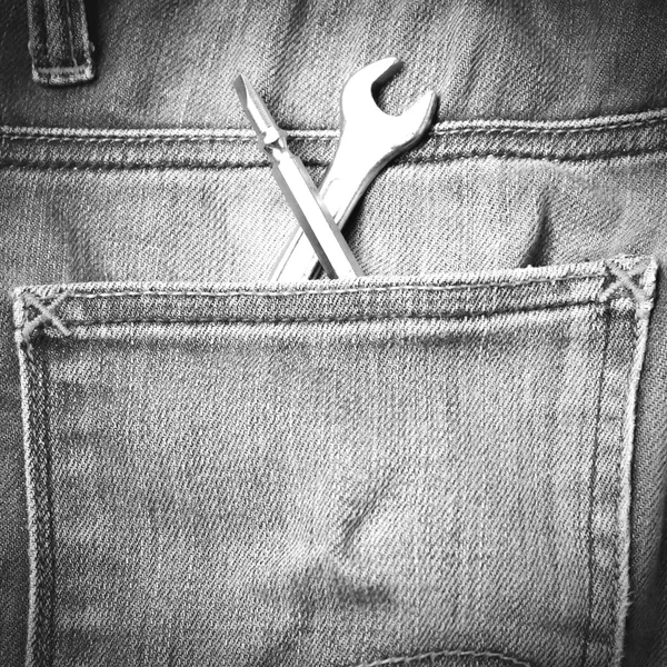 Гаечный ключ инструменты в джинсовых брюках черно-белый тон стиль цвета — стоковое фото