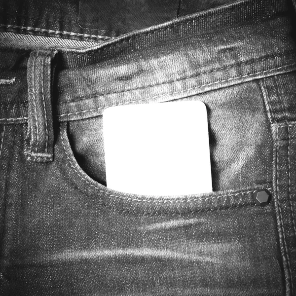 Cartão de visita no bolso jean estilo de cor tom preto e branco — Fotografia de Stock