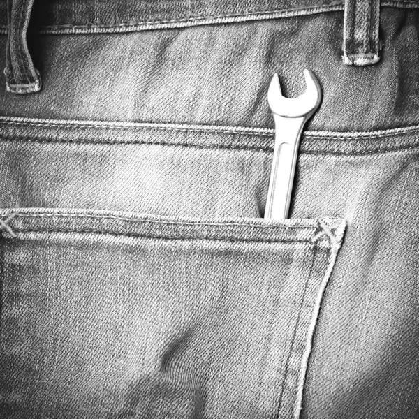 Schraubenschlüssel Werkzeuge in Jeanshose schwarz und weiß Farbton Stil — Stockfoto