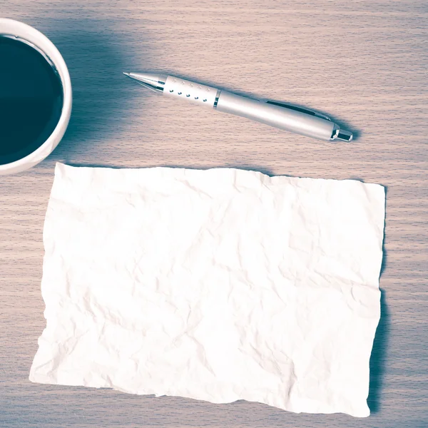 Papel e caneta com xícara de café estilo vintage — Fotografia de Stock