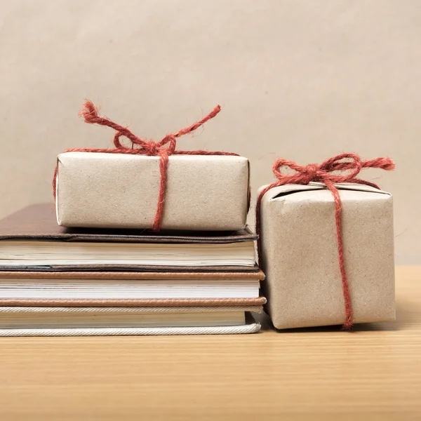 Libro con confezione regalo — Foto Stock