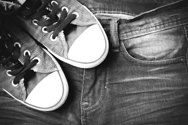 Кросівки на джинсових штанах чорно-білий колірний стиль — стокове фото