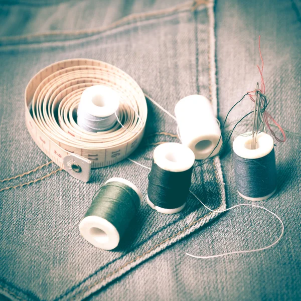 Celana jean dan menjahit gaya vintage retro — Stok Foto
