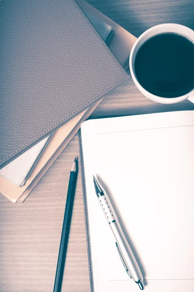 Cuaderno abierto con libro y taza de café estilo vintage —  Fotos de Stock