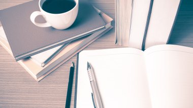 Açık defter ile kahve fincanı