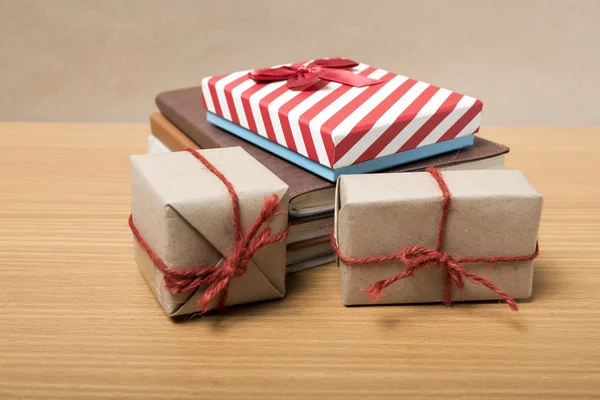 Libro con caja de regalo — Foto de Stock