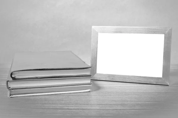 Pila di libro e cornice in bianco e nero stile tono — Foto Stock