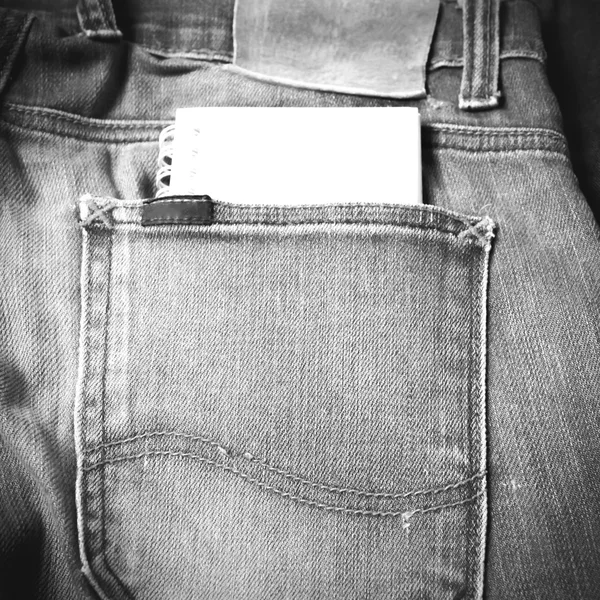 Papier do notatników w jean kieszeni czarno-biały kolor stylu — Zdjęcie stockowe