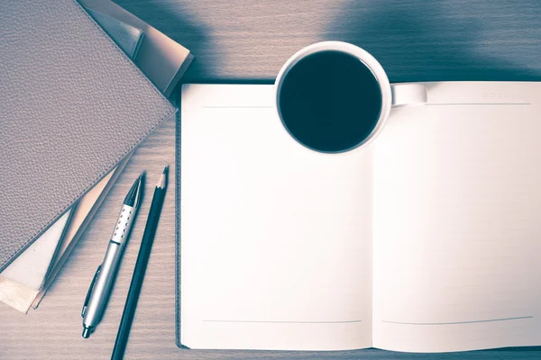 Portátil abierto con taza de café — Foto de Stock