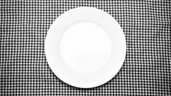 Prato vazio na toalha de cozinha estilo tom de cor preto e branco — Fotografia de Stock
