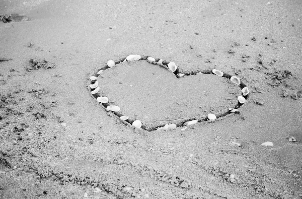 Bir kalp plaj kum üzerinde — Stok fotoğraf