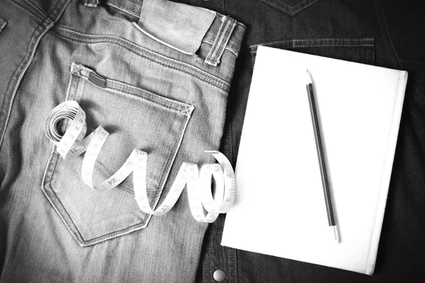 Cinta métrica y cuaderno con jean color de tono blanco y negro —  Fotos de Stock