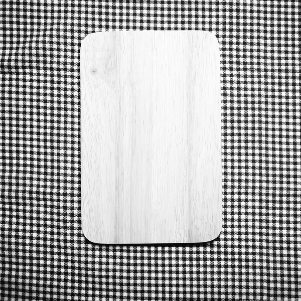 Tahta mutfak havlu siyah ve beyaz renk tonu stil üzerinde kesme — Stok fotoğraf