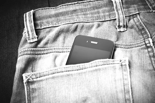Teléfono inteligente en bolsillo jean negro y blanco tono de estilo de color — Foto de Stock