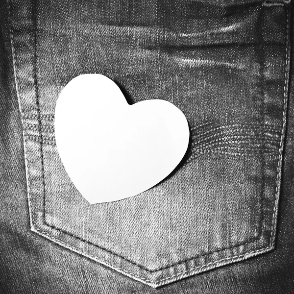 Сердце на джинсовом кармане — стоковое фото