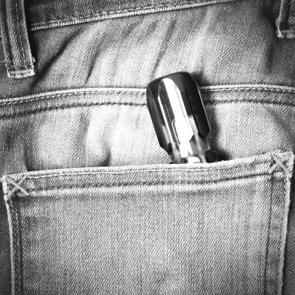 Викрутка в джинсовій кишені — стокове фото