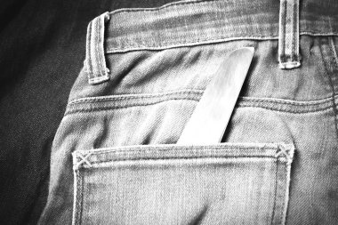 Jean cebinde bıçak