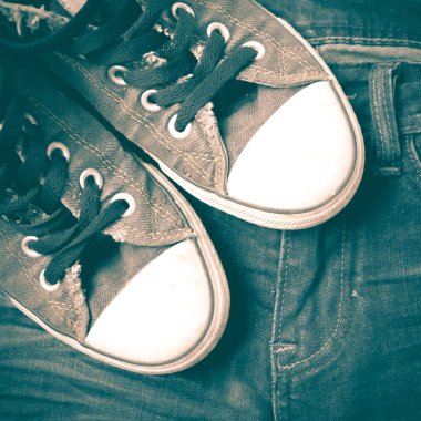 jean pantolon retro vintage tarzı üzerinde spor ayakkabı