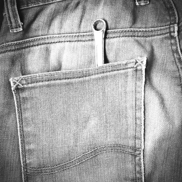 Chave de fenda no bolso jean — Fotografia de Stock