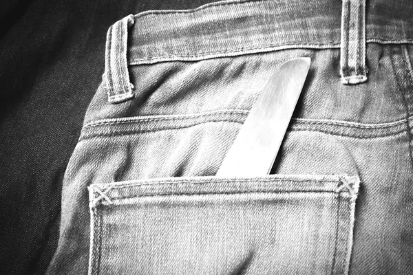 Cuchillo en bolsillo de jean — Foto de Stock