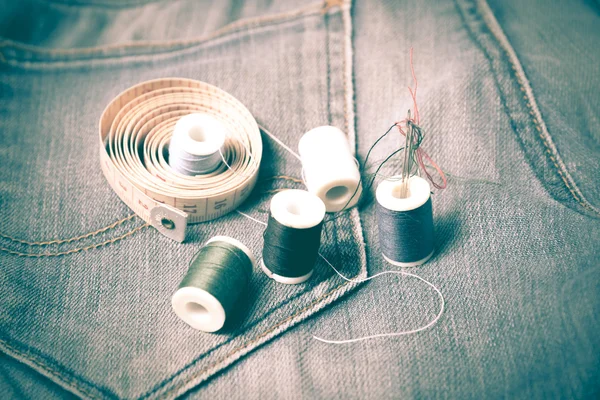 Calças jeans e costura estilo vintage retro — Fotografia de Stock