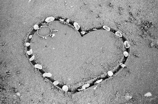 Um coração na areia na praia tom de cor preto e branco styl — Fotografia de Stock