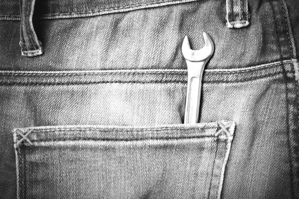 Herramientas de llave inglesa en pantalones vaqueros estilo de color blanco y negro —  Fotos de Stock