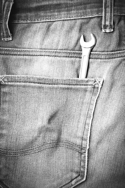 Herramientas de llave inglesa en pantalones vaqueros estilo de color blanco y negro —  Fotos de Stock