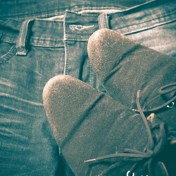 Шкіряне взуття на джинсових панчохах вінтажний стиль — стокове фото