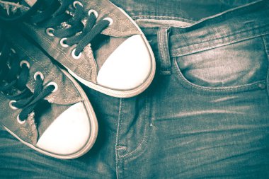 jean pantolon retro vintage tarzı üzerinde spor ayakkabı