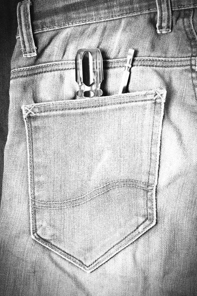Отвертка в стиле черно-белого тона джинсовой — стоковое фото