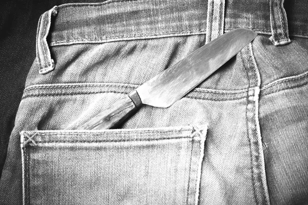 Messer in Jeans schwarz-weiß Farbton Stil — Stockfoto