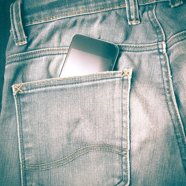 Teléfono inteligente en jean pocket estilo vintage retro — Foto de Stock