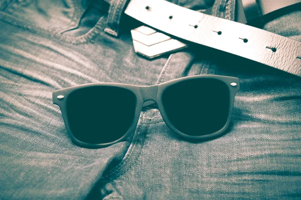 Сонцезахисні окуляри на джинсових штанах ретро вінтажний стиль — стокове фото