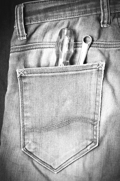 Chave de fenda em jean preto e branco tom de estilo de cor — Fotografia de Stock