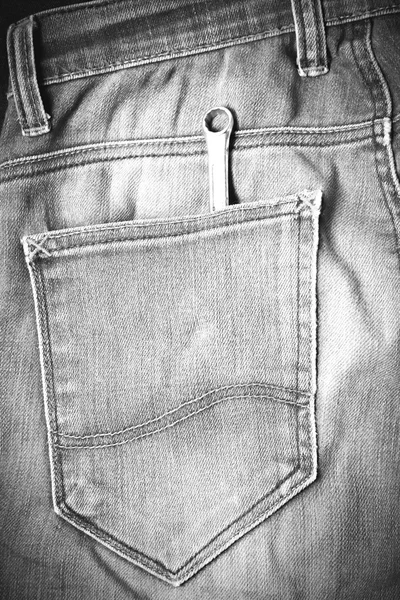 Schraubendreher in jean schwarz-weiß Farbton Stil — Stockfoto