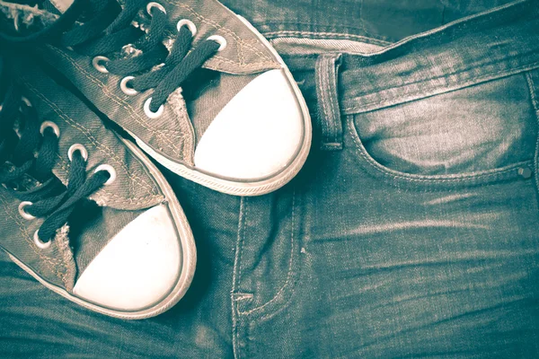 Кросівки на джинсових штанях ретро вінтажний стиль — стокове фото